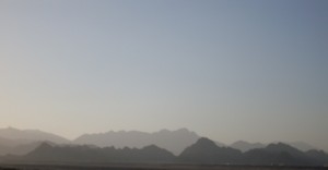 Горы в пустыне видны с крыши отеля